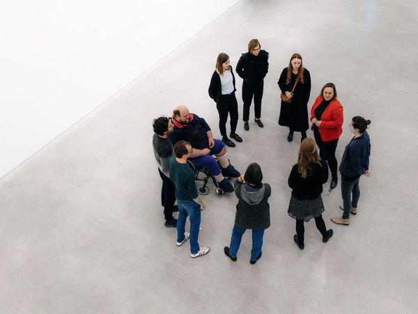 Berlinische-Galerie-Museum-Berlin-Kunst-Vermittlung Foto: Bei einer Führung sind Menschen mit und ohne Rollstuhl in einem Kreis versammelt.