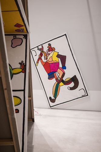 Eindrücke von der Langen Nacht der Museen 2024 Foto: Teil der überlebensgroßen Karteninstallation der Kunstwerkstatt Kreuzberg der Lebenshilfe Berlin.