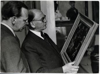 Madeline Winkler-Betzendahl, Ferdinand Möller mit dem Gemälde "Schulhaus" von Paul Klee, Oktober 1949, Schenkung Ferdinand-Möller-Stiftung, Berlin, 2013